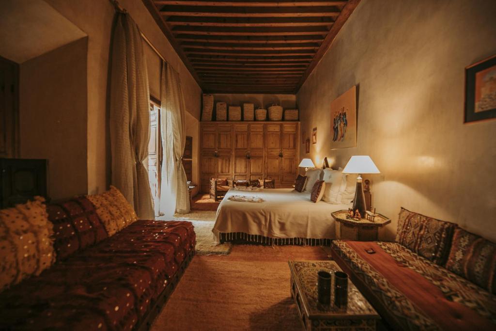un salon avec un lit et un canapé dans l'établissement Riad Samsara, à Marrakech