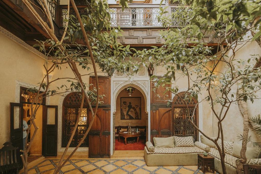 un salon avec un canapé et une table dans l'établissement Riad Samsara, à Marrakech