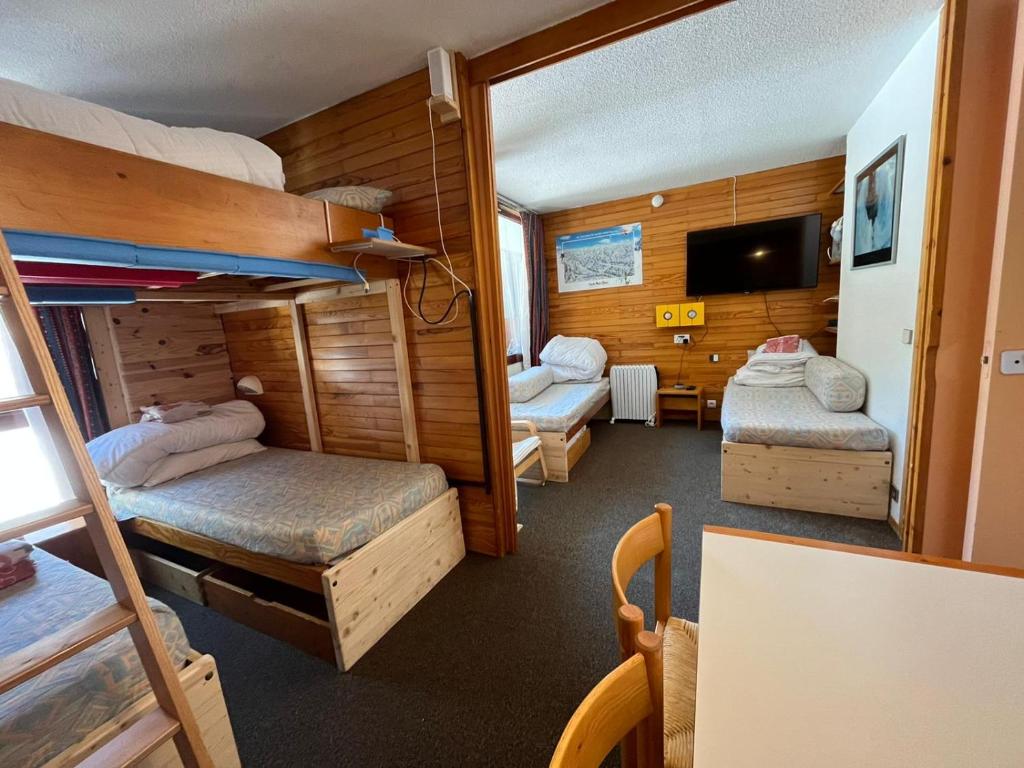Cette chambre comprend 2 lits superposés et une télévision. dans l'établissement Plagne Bellecote Apartments, à Plagne Bellecôte