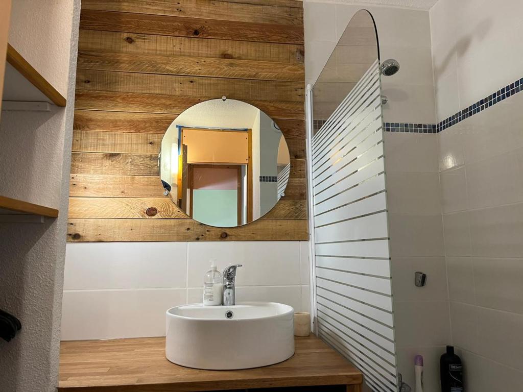 une salle de bain avec un lavabo et un miroir dans l'établissement Plagne Bellecote Apartments, à Plagne Bellecôte