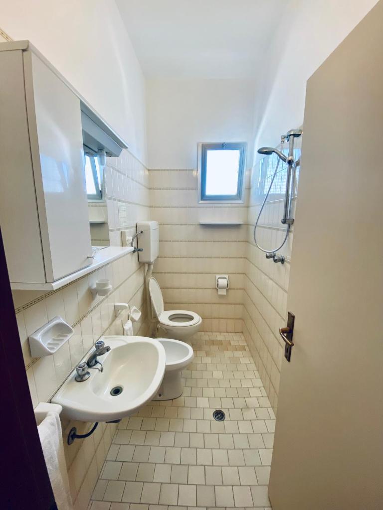 une salle de bain avec un lavabo et des toilettes dans l'établissement Hotel Belmar, à Rimini 62 autres photos