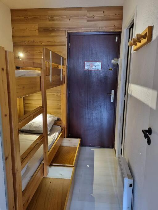 Cette chambre comprend 2 lits superposés et une porte. dans l'établissement Belle Vue, Calme, Centre Station, Pied des pistes, à Les Deux Alpes