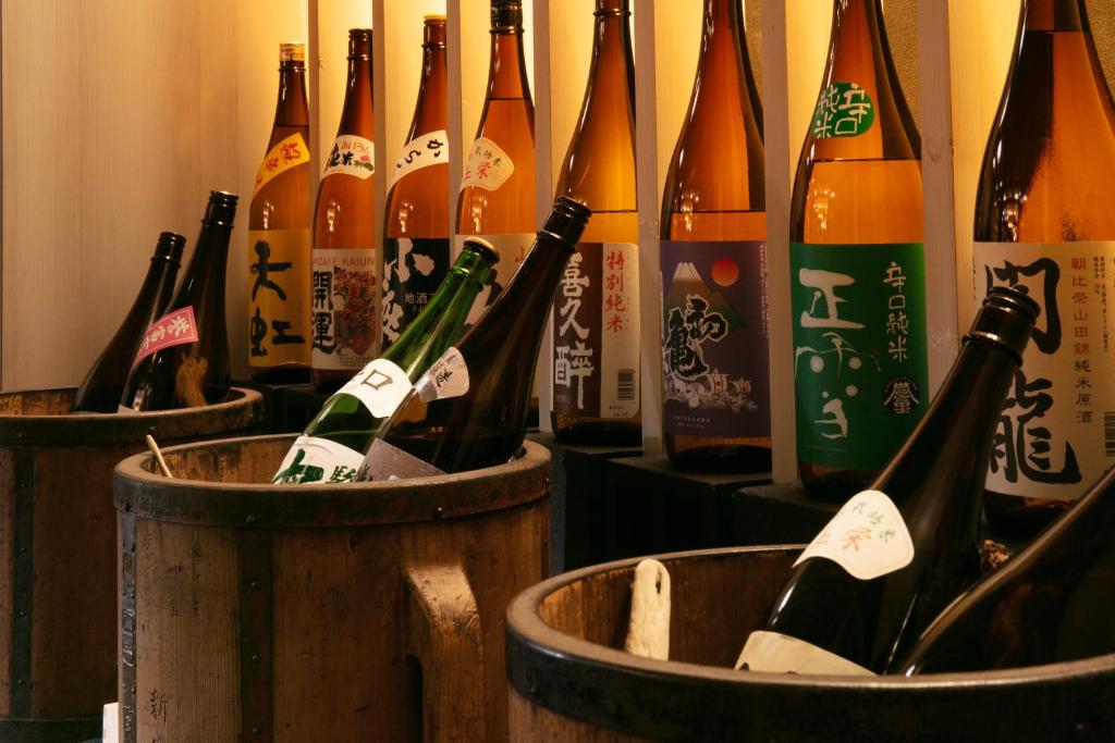 - un bouquet de bouteilles de vin en tonneaux dans l'établissement AWA Nishi-Izu, à Numazu