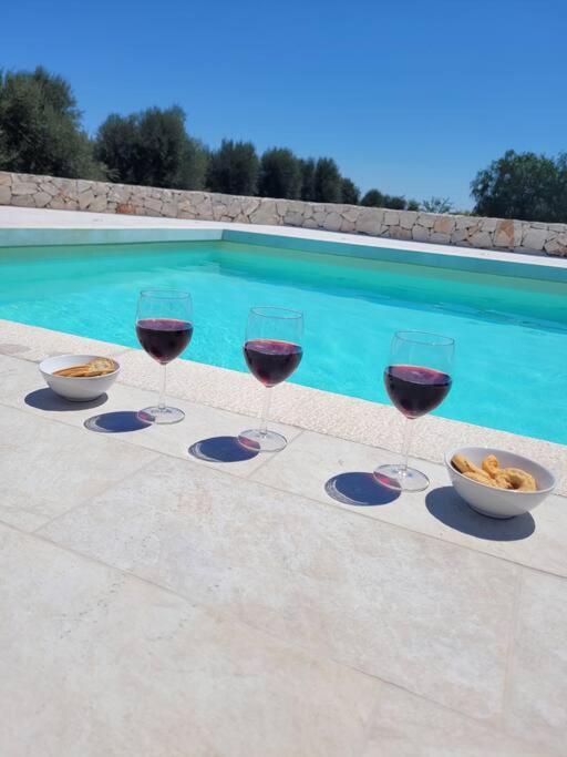 3 verres de vin rouge près de la piscine dans l'établissement Villa Dolce Far Niente Ostuni, à Ostuni 30 autres photos