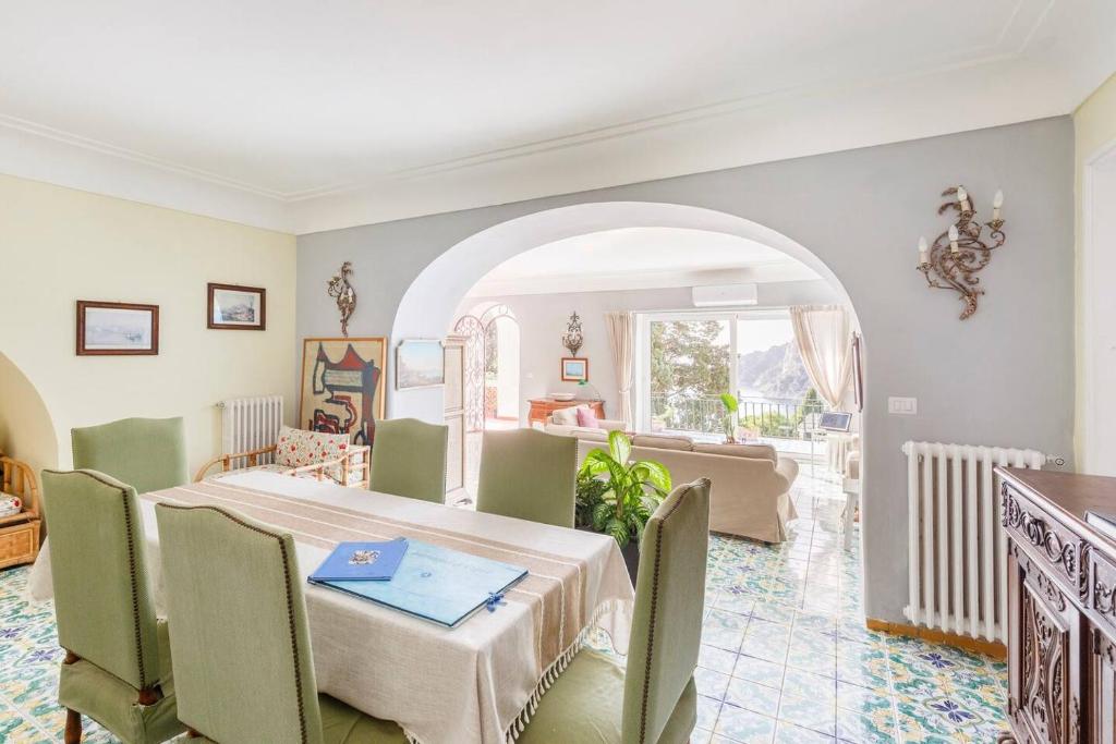 une salle à manger avec une table et des chaises dans l'établissement Terrazza Tragara, à Capri 32 autres photos