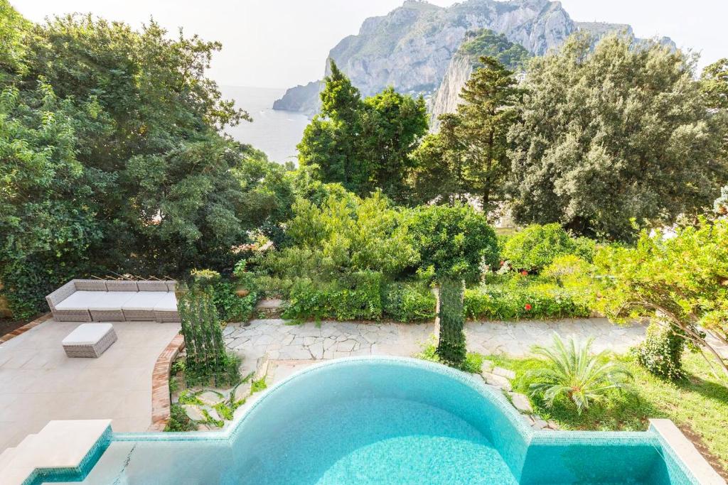une piscine avec vue sur l'océan dans l'établissement Terrazza Tragara, à Capri