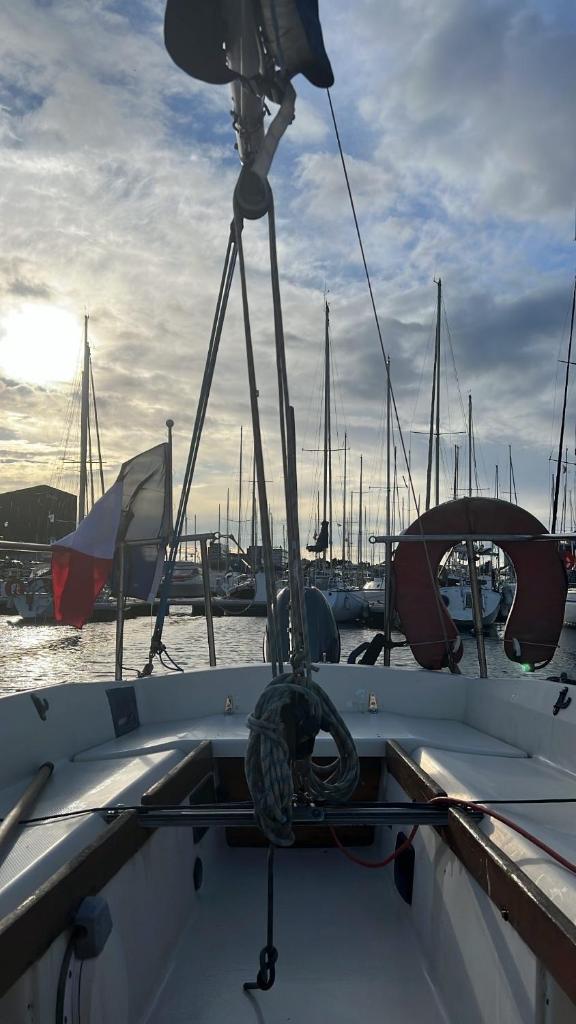 un bateau est amarré dans un port avec d'autres bateaux dans l'établissement Nuit insolite sur un bateau au Havre, au Havre
