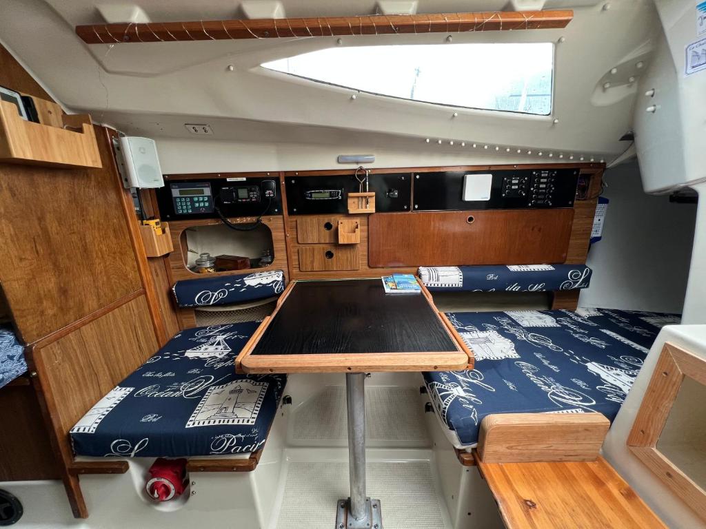 - une vue sur l'intérieur d'un bateau avec une table dans l'établissement Nuit insolite sur un bateau au Havre, au Havre