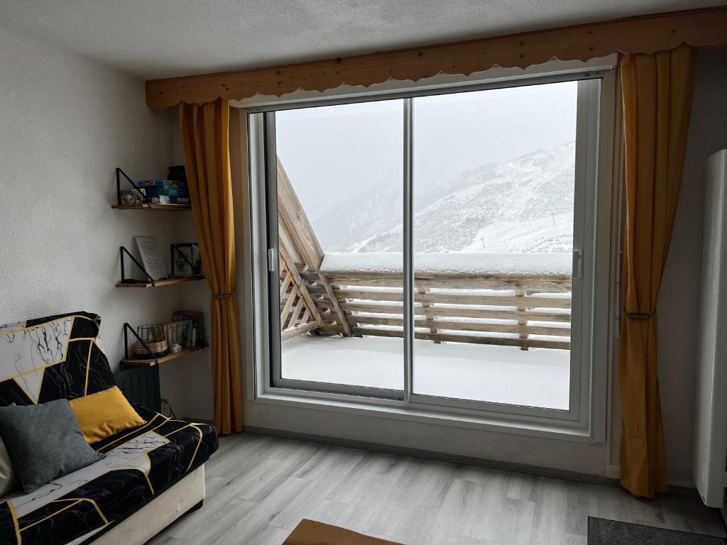 un salon avec une grande fenêtre avec vue dans l'établissement Studio cabine Piau-Engaly au pied des pistes, à Aragnouet 6 autres photos