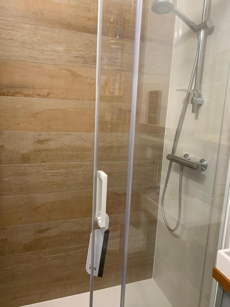 une douche avec une porte vitrée dans une salle de bain dans l'établissement Studio cabine Piau-Engaly au pied des pistes, à Aragnouet