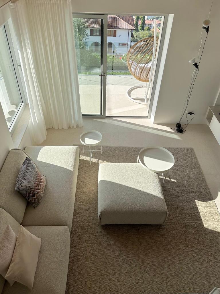 un salon avec un canapé et deux tables dans l'établissement Villa Montagna, à Torri del Benaco