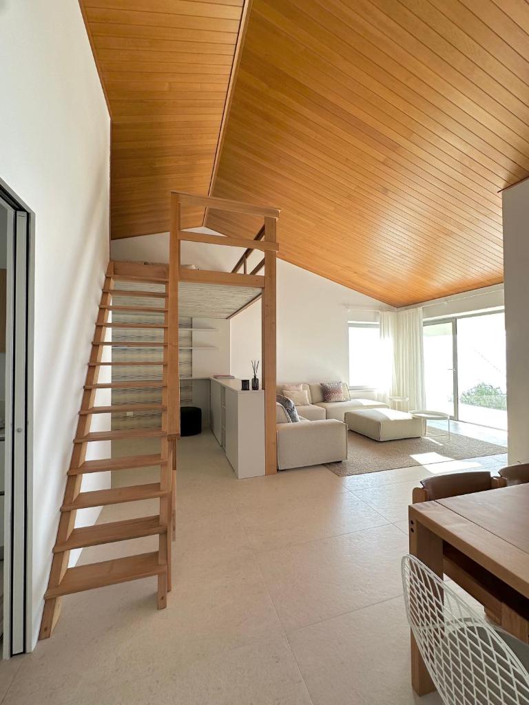 une chambre avec une mezzanine et un salon dans l'établissement Villa Montagna, à Torri del Benaco