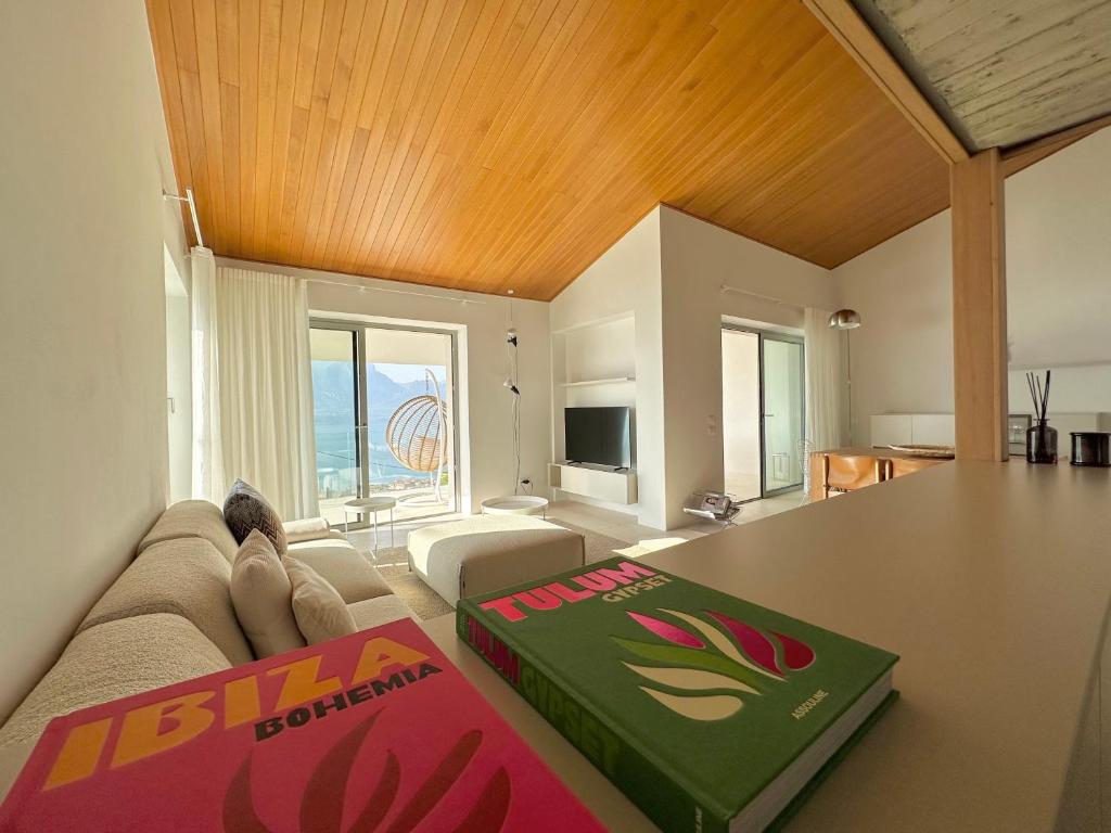 - un salon avec une table et un livre dans l'établissement Villa Montagna, à Torri del Benaco