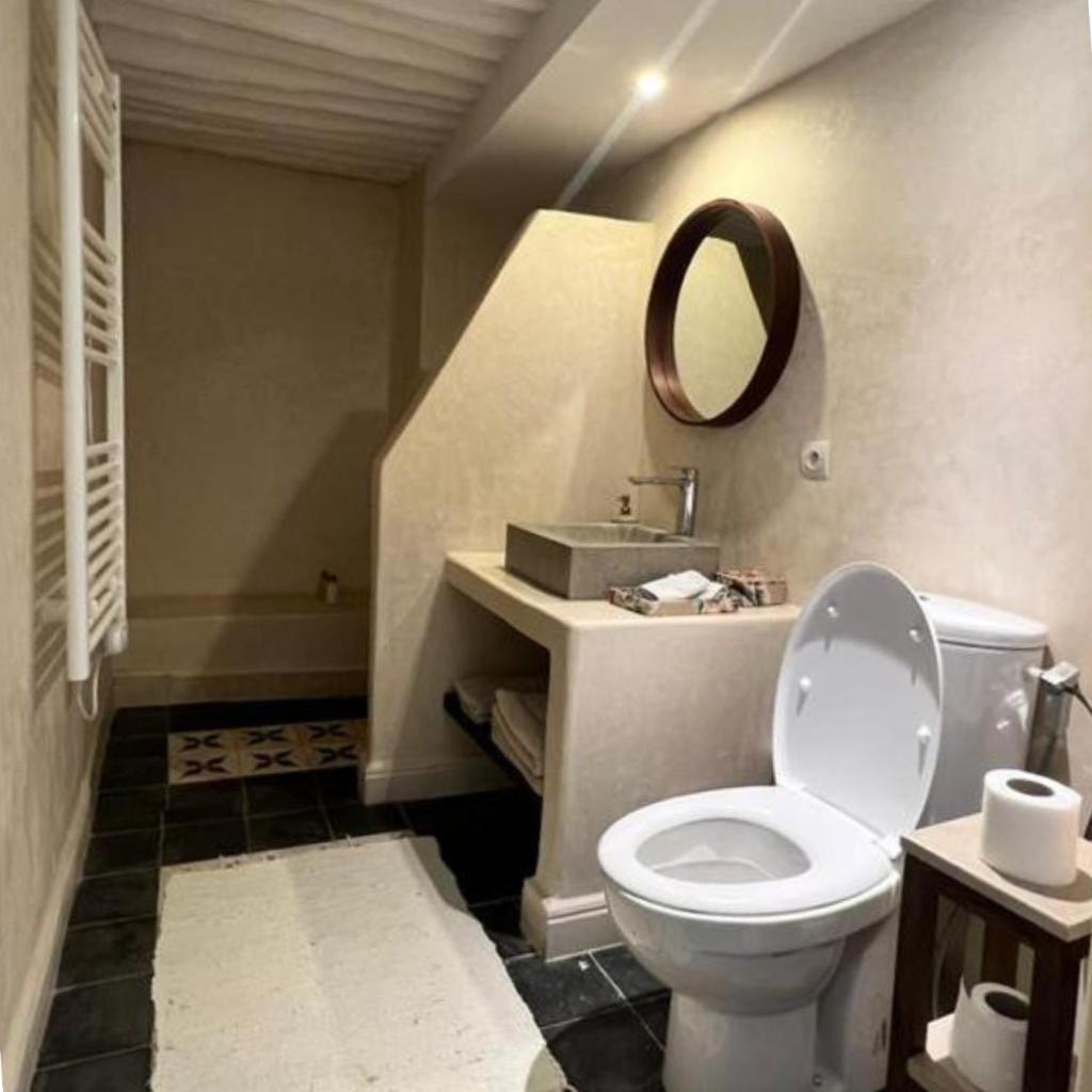 une salle de bain avec des toilettes blanches et un miroir dans l'établissement Dar Mayshad Riad - Luxurious Boutique Hotel in the Medina, à Rabat 34 autres photos