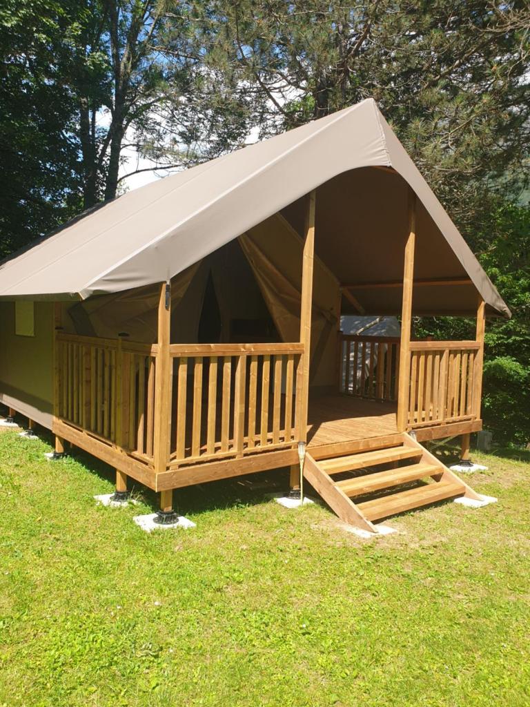 - un kiosque avec une tente dans l'herbe dans l'établissement lodge du camping la Porte St Martin, à Saint-Martin-en-Vercors