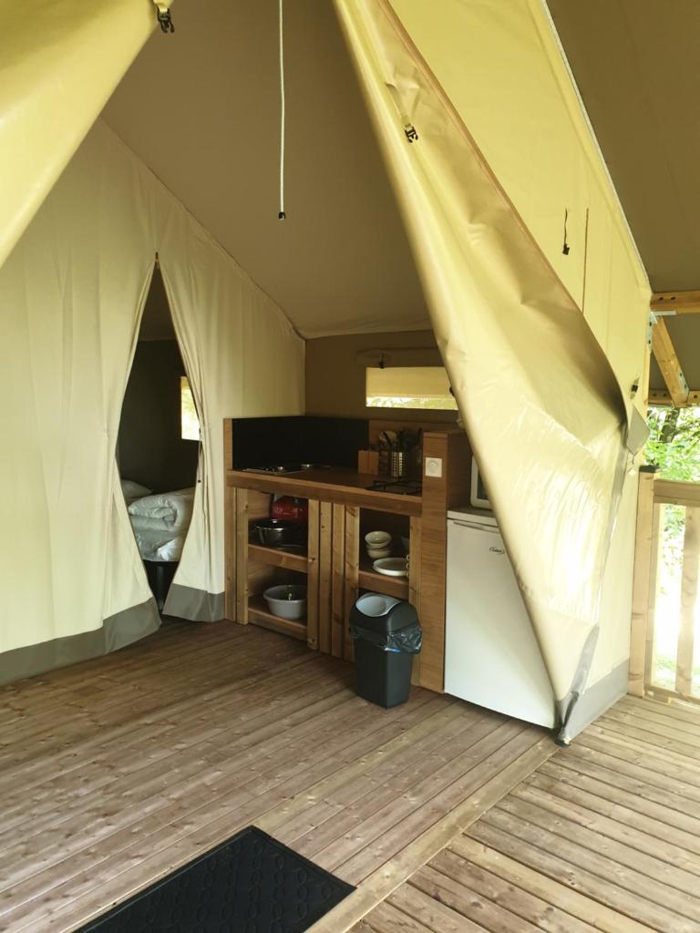 une tente avec du parquet et un comptoir dans une pièce dans l'établissement lodge du camping la Porte St Martin, à Saint-Martin-en-Vercors