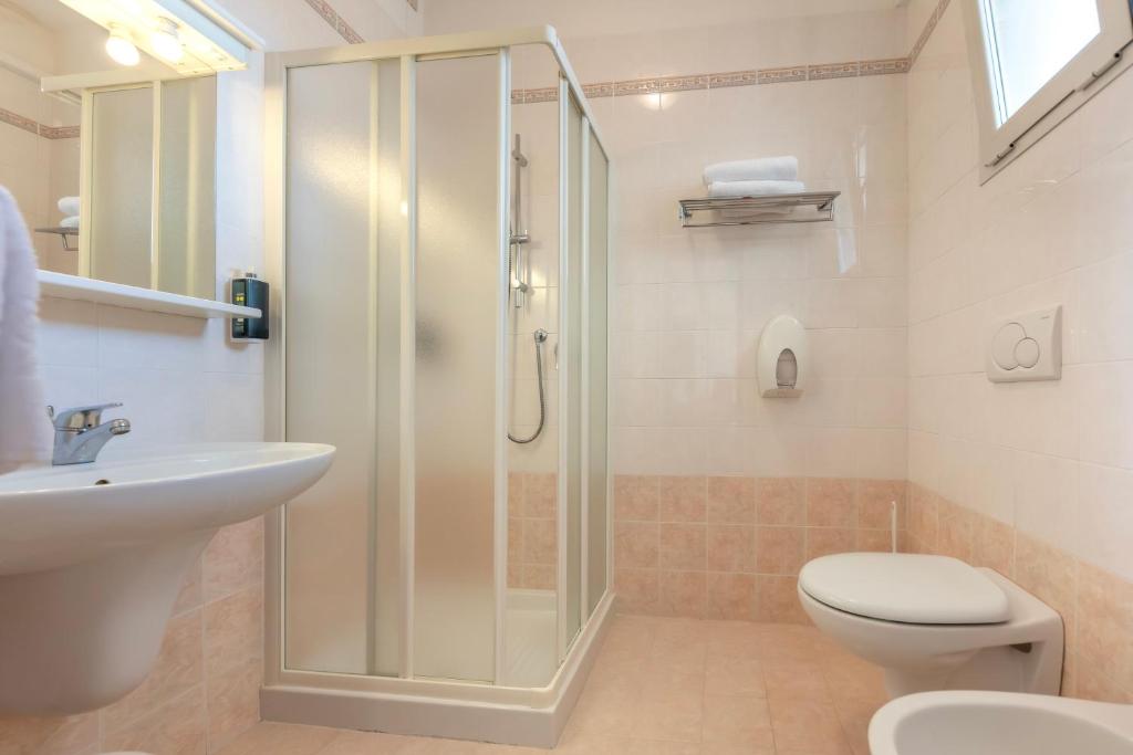 une salle de bain avec une douche, des toilettes et un lavabo dans l'établissement Hotel Atenea Golden Star, à Caorle 40 autres photos