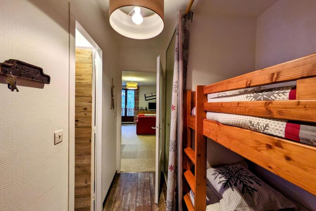 Cette chambre dispose de lits superposés et d'un couloir. dans l'établissement Superbe appartement au pied des pistes -Le chamois, à Les Déserts