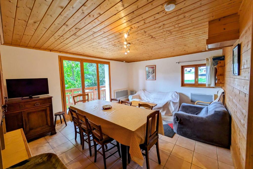un salon avec une table et un canapé dans l'établissement Spacieux appartement au centre de la station, à Les Déserts