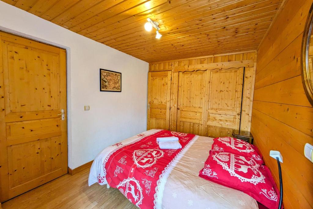 une chambre avec un lit dans une cabane en bois dans l'établissement Spacieux appartement au centre de la station, à Les Déserts