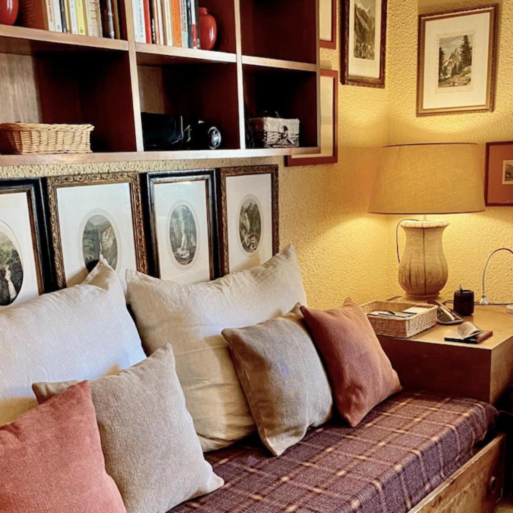 un salon avec un canapé avec des oreillers dans l'établissement Cosy Apt For 4 In Courchevel, à Courchevel