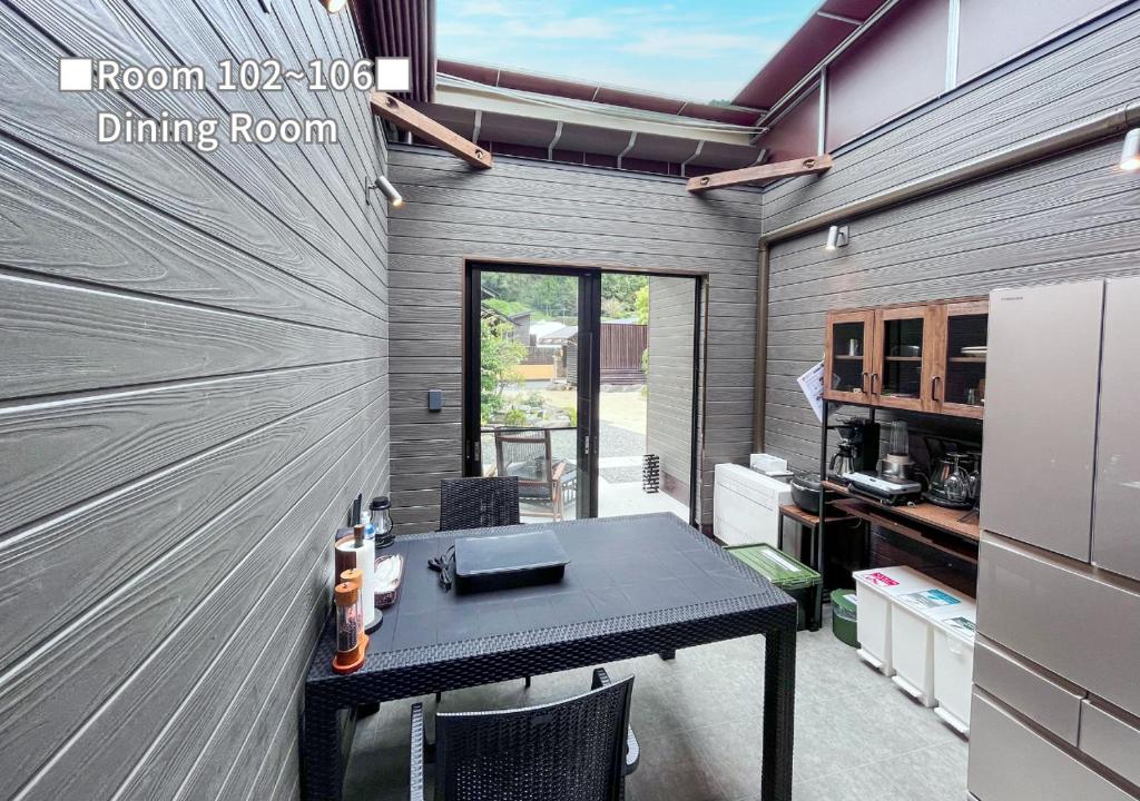 une cuisine avec une table et une salle à manger dans l'établissement Bihadanoyu Koshikano Onsen, à Kirishima 8 autres photos