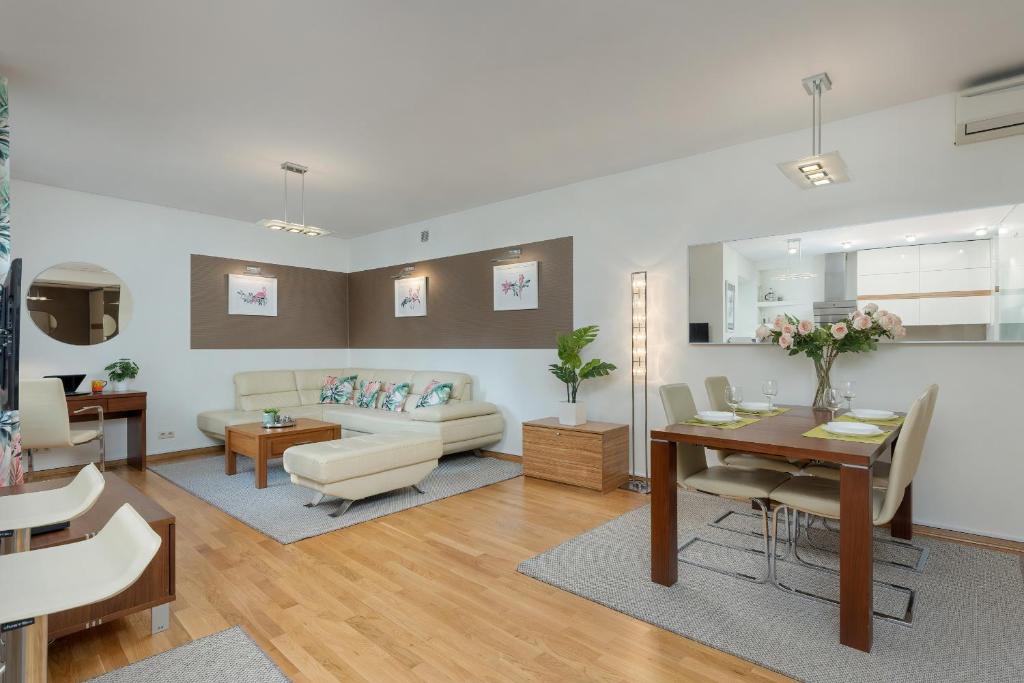 Cosy Apartment with Parking in the city centre Warszawa by Noclegi Renters 1
