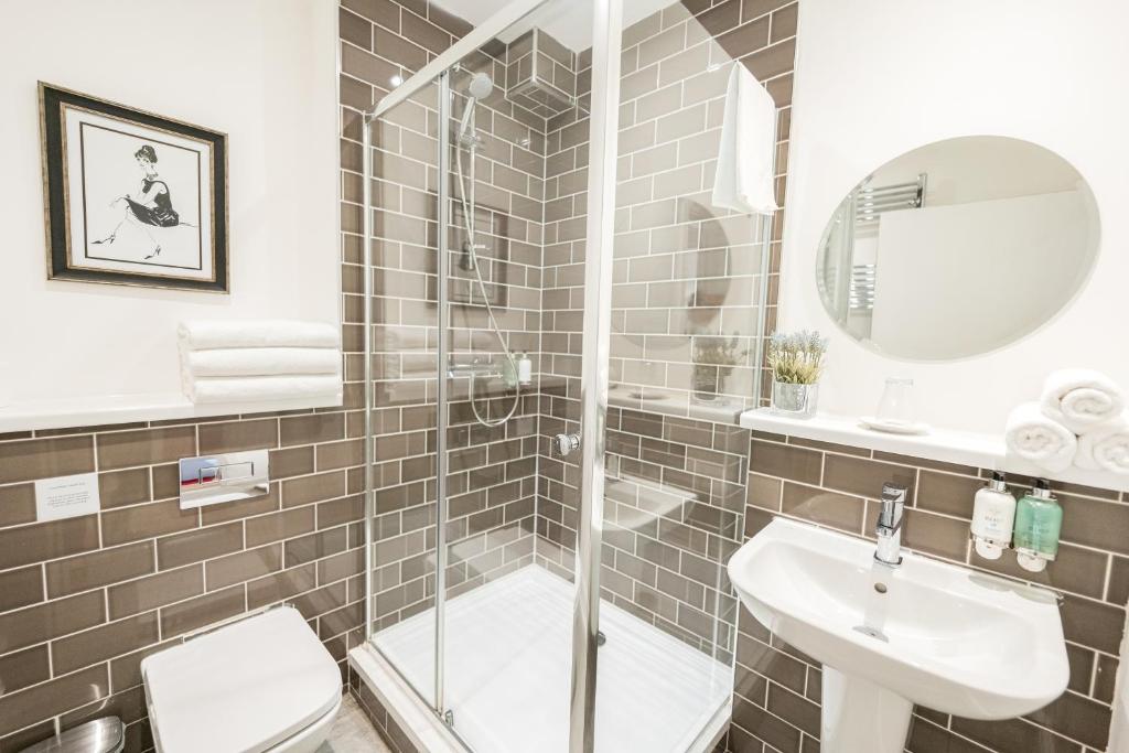 Edinburgh Castle Apartments 4