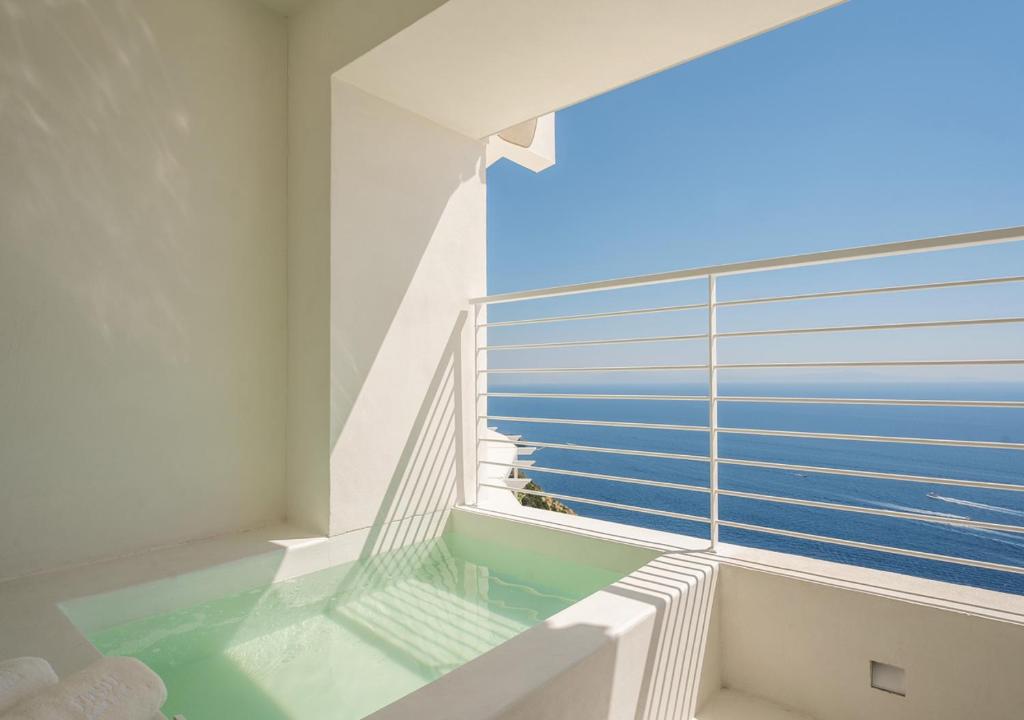 une salle de bains avec vue sur l'océan dans l'établissement Furore Grand Hotel, à Furore