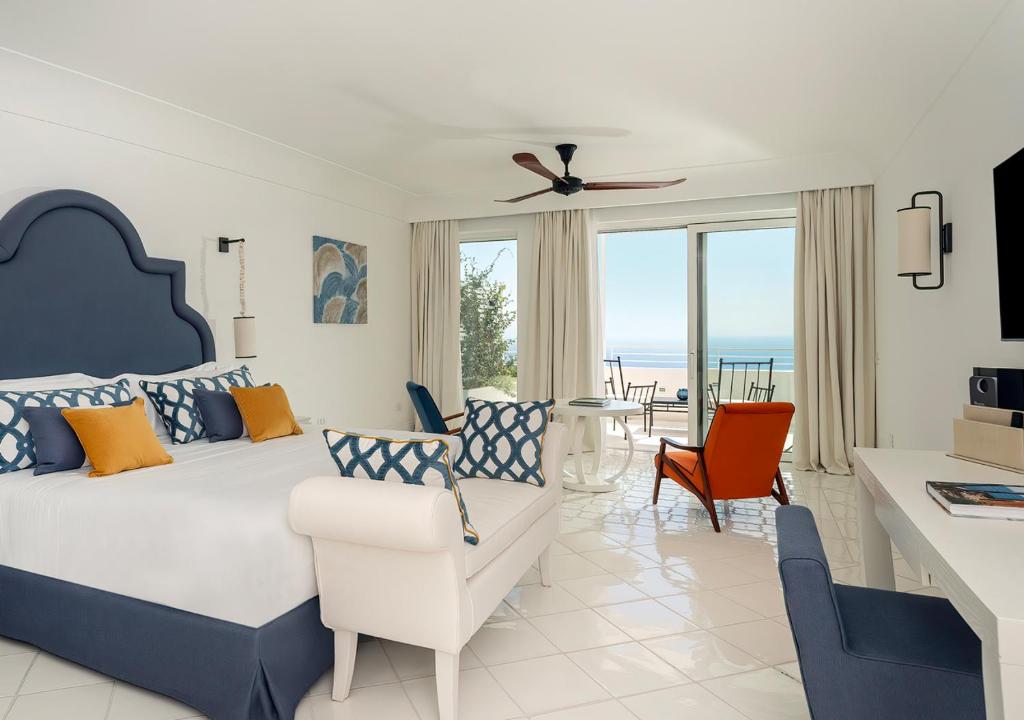 une chambre avec un lit et un salon dans l'établissement Furore Grand Hotel, à Furore