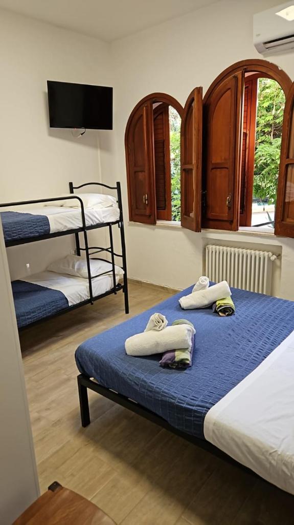 une chambre avec deux lits superposés et une télévision dans l'établissement Villa Silvia by Ville in Palermo, à Casteldaccia