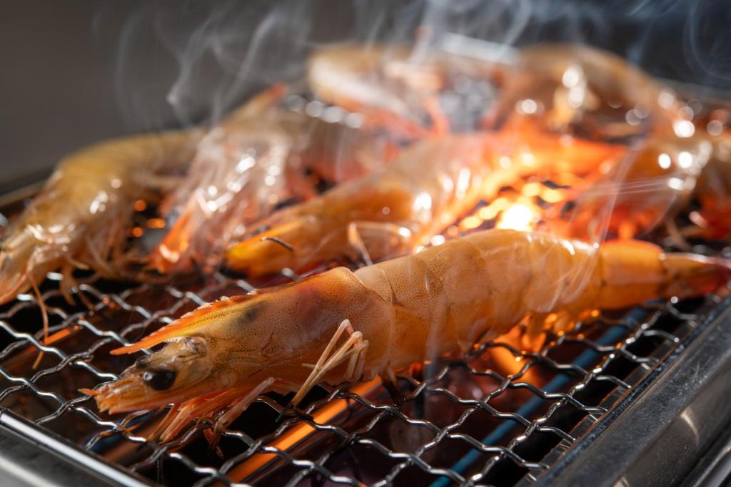 un groupe de homards cuisinant sur un grill dans l'établissement Shirahama Ocean Resort, à Minamiboso