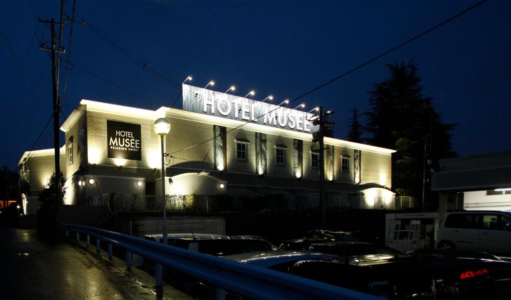 un hôtel avec un panneau dessus la nuit dans l'établissement HOTEL MUSEE Rifu -Adult Only-, à Rifu