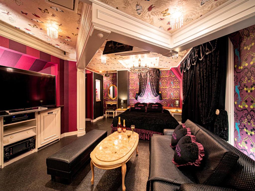 un grand salon avec un canapé et une télévision dans l'établissement Roselips Tsuruhashi ローズリップス鶴橋adult only, à Osaka