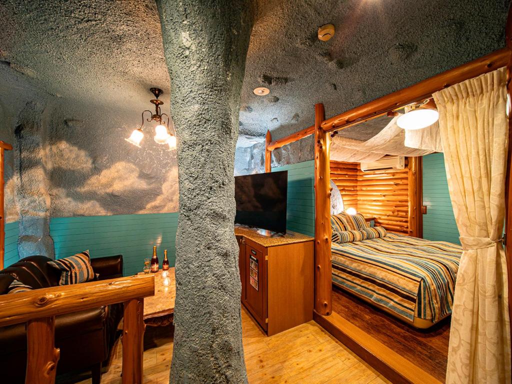 - une chambre avec un lit et une fresque murale sur les arbres dans l'établissement Roselips Tsuruhashi ローズリップス鶴橋adult only, à Osaka