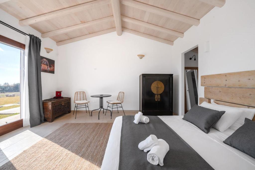 une chambre avec un lit et une table avec des chaises dans l'établissement Villa Ella, à Castrignano del Capo