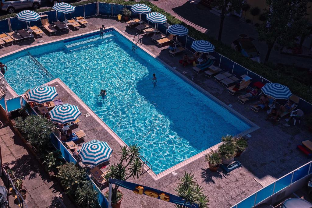 une vue aérienne d'une piscine avec chaises et parasols dans l'établissement Hotel Jet, à Lido di Jesolo 38 autres photos