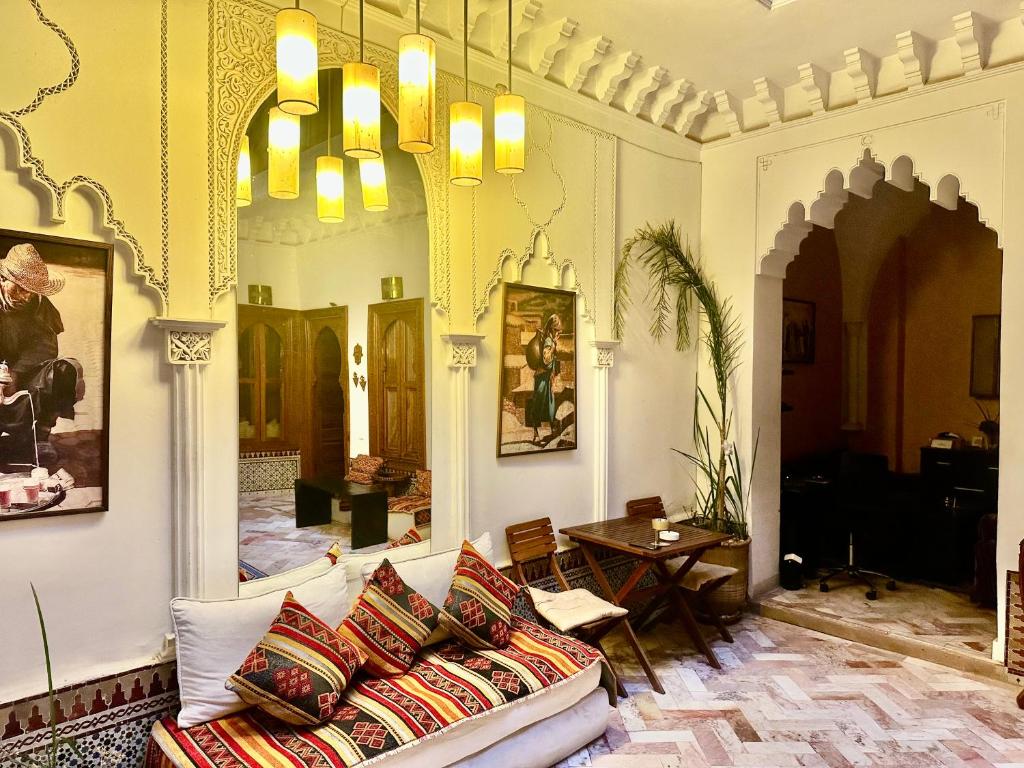 un salon avec un canapé et une table dans l'établissement Riad Radia, à Marrakech