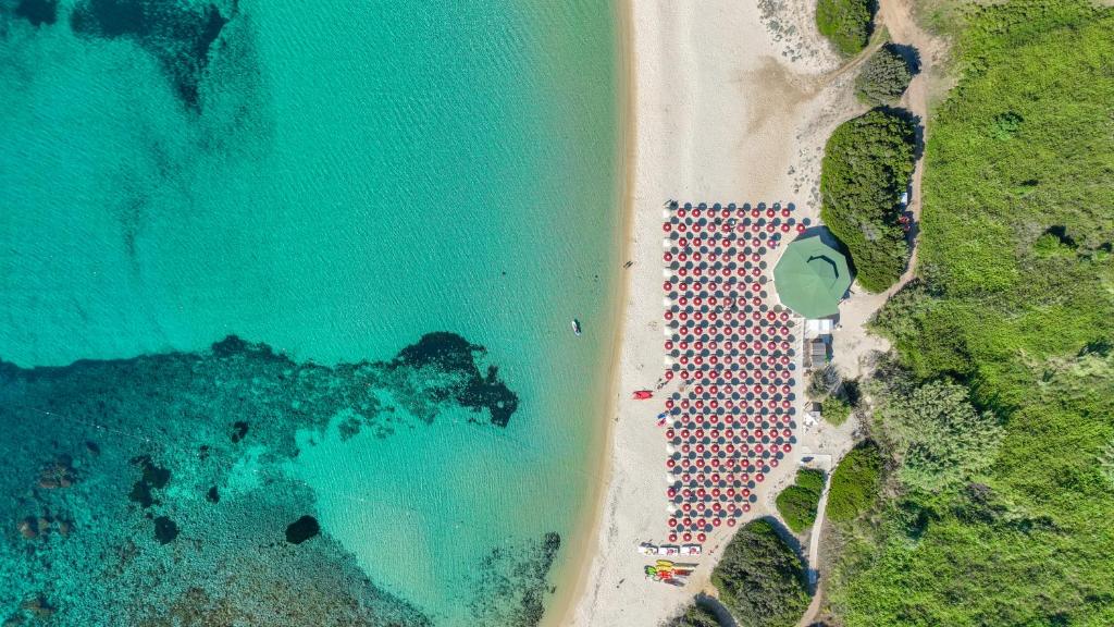- une vue sur la plage et l'océan dans l'établissement Sant'Elmo Beach Hotel, à Castiadas 23 autres photos
