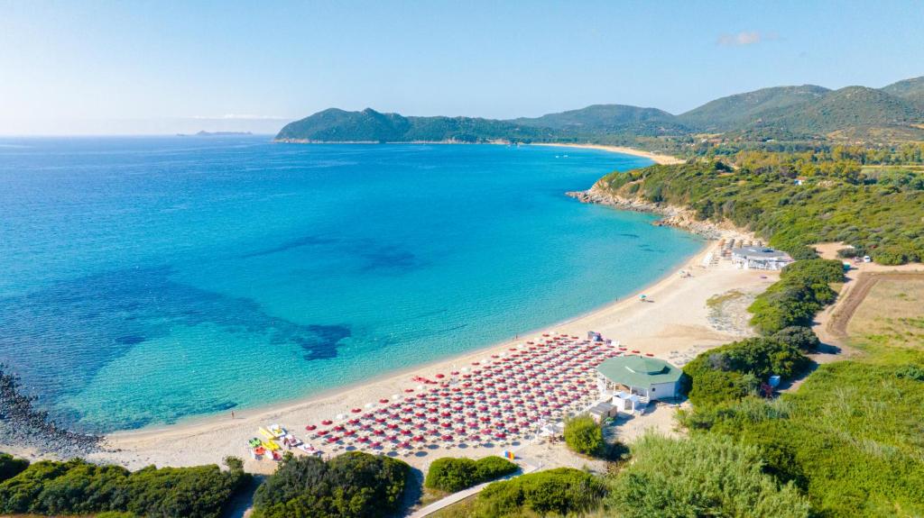 une vue aérienne d'une plage et de l'océan dans l'établissement Sant'Elmo Beach Hotel, à Castiadas