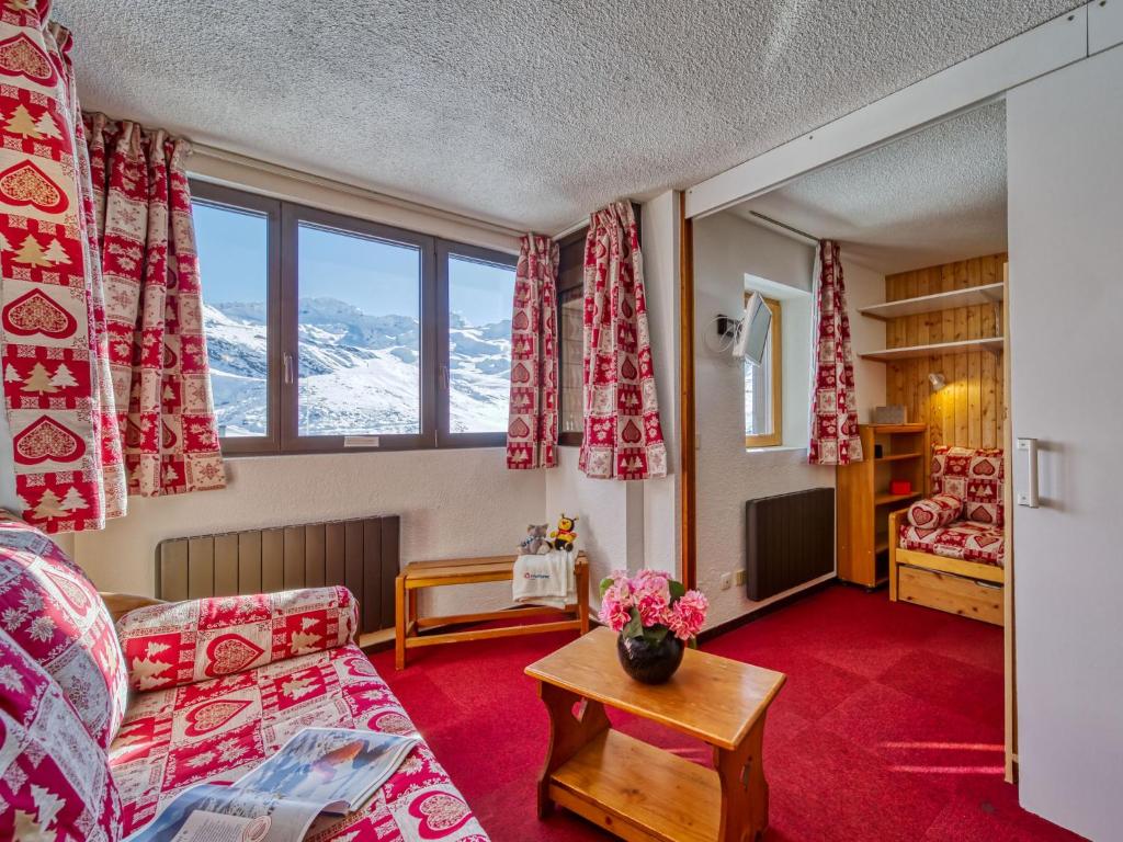 un salon avec un canapé et une table dans l'établissement Apartment Arcelle 604 by Interhome, à Val Thorens