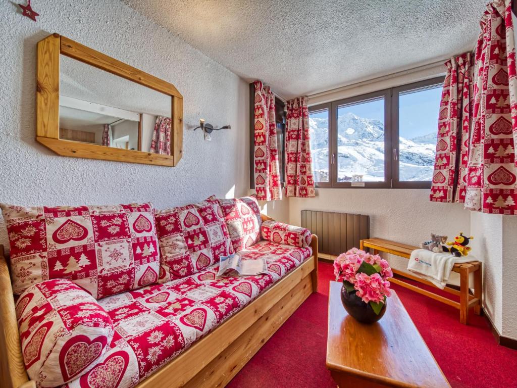 un salon avec un canapé et un miroir dans l'établissement Apartment Arcelle 604 by Interhome, à Val Thorens