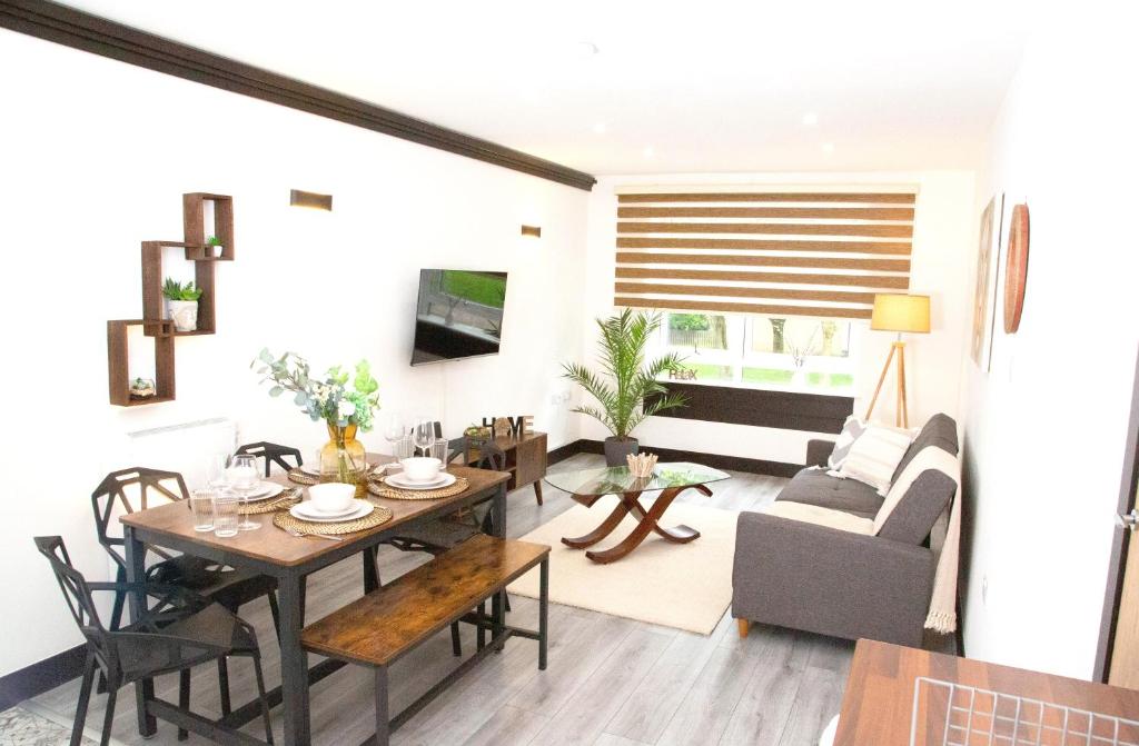 The Cozy Chapter - Spacious Apartments Near Manchester City Centre & Old Trafford 2