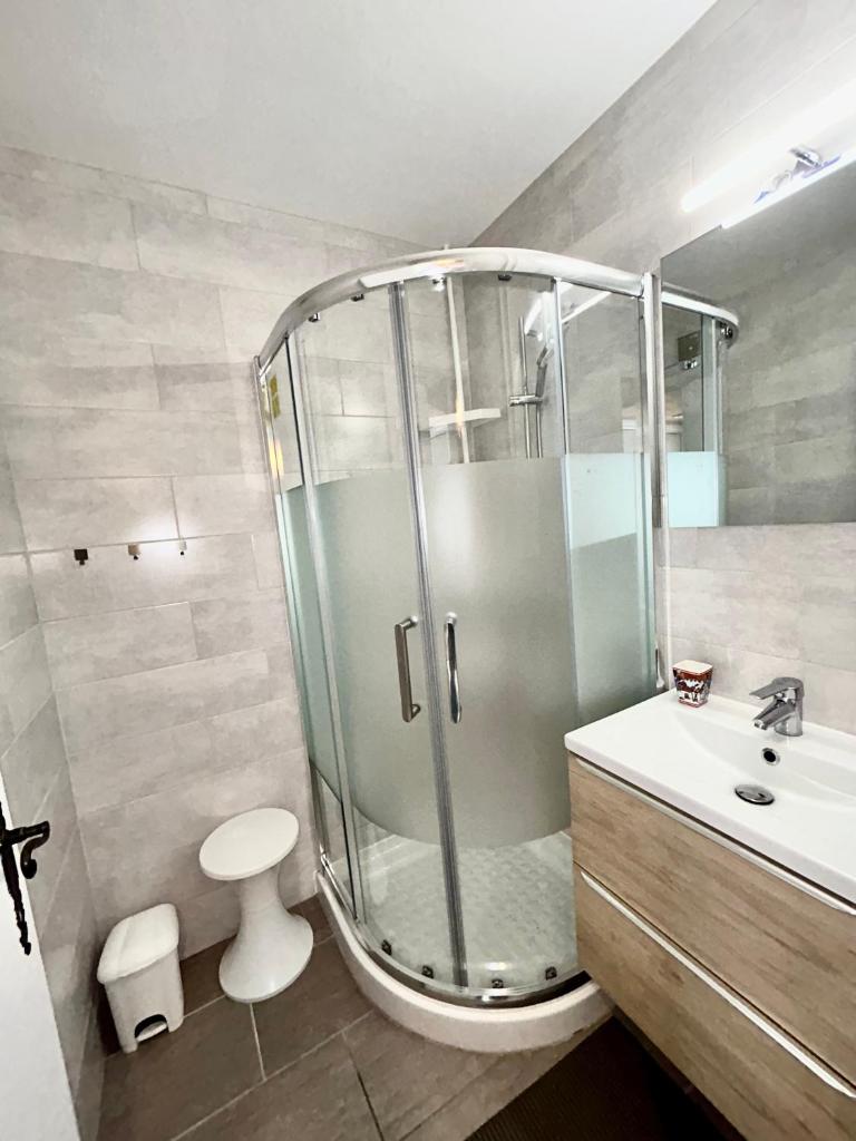 une salle de bain avec douche et lavabo dans l'établissement Ski à 20m Telesiege "Le Diable", Menage Inclus, Possibilité de louer 2 Apparts, Superbe Vue, à Les Deux Alpes