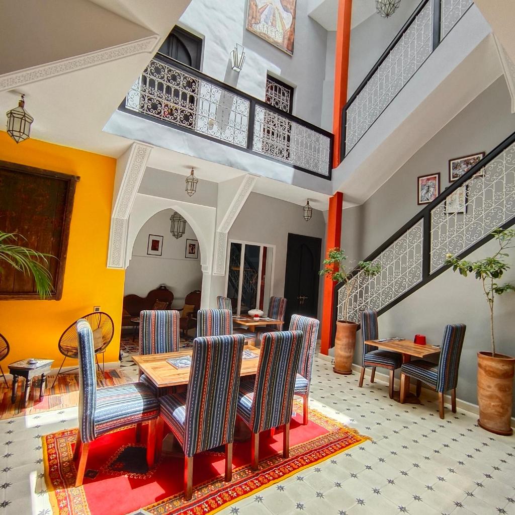une salle à manger avec une table et des chaises dans l'établissement Riad Mylaya, à Marrakech