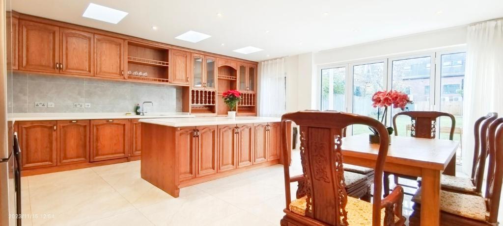 Spacious Villa with Garden & Parking 6 Mins to Station 7