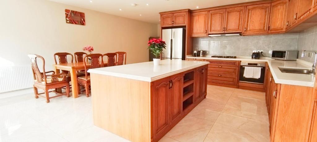 Spacious Villa with Garden & Parking 6 Mins to Station 8