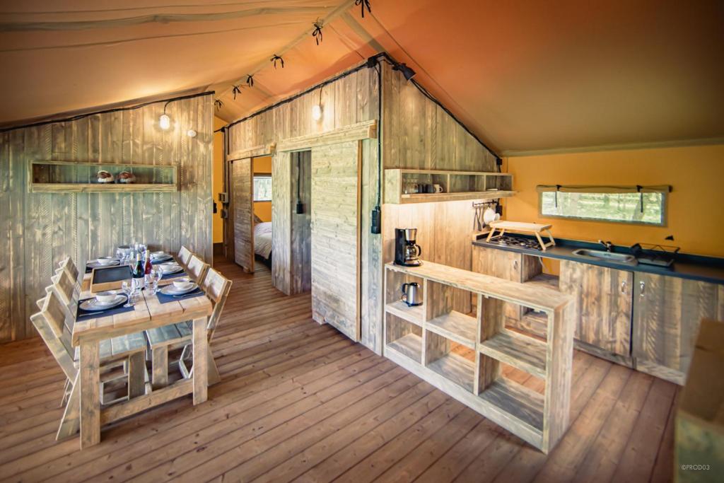 Photo de la galerie de l'établissement Tente lodge insolite Jacuzzi privatif en pleine nature, à Thiel-sur-Acolin