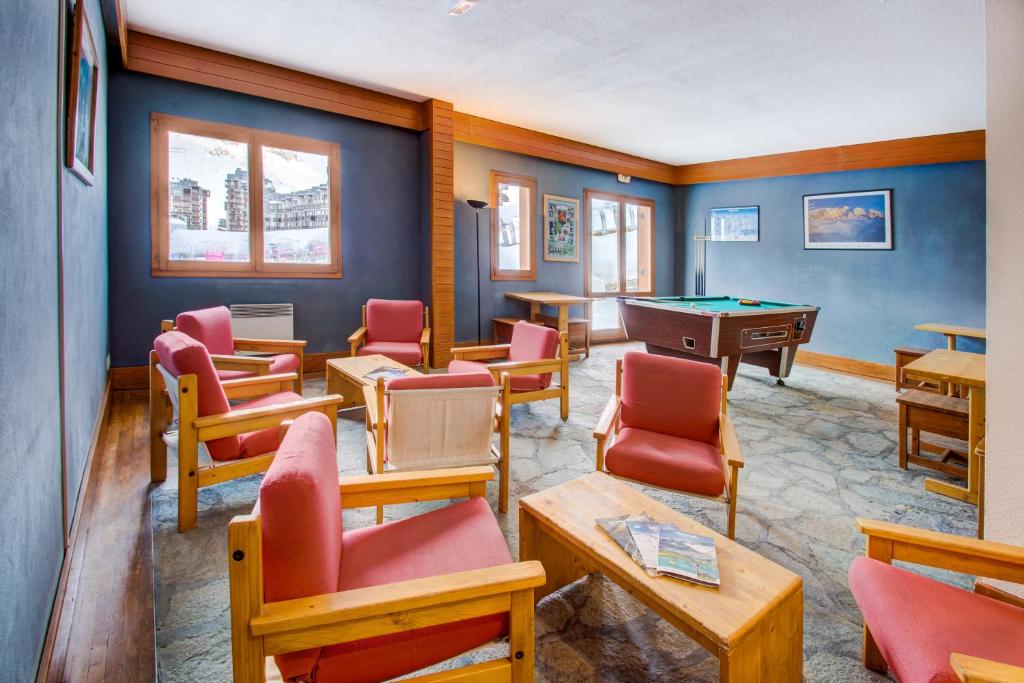 - une salle d'attente avec un billard et des chaises dans l'établissement Vacancéole - Le Borsat IV, à Tignes
