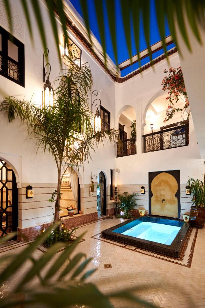 une cour intérieure avec une piscine dans un bâtiment dans l'établissement Riad Dar Amanza en exclusivité avec 4 chambres au coeur de la médina, à Marrakech